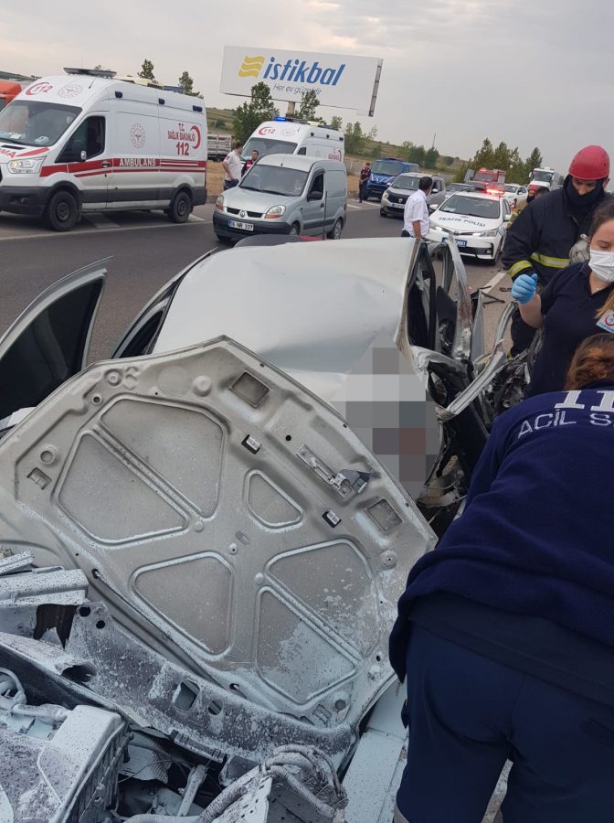 Bursa'da refüje çarpan otomobili otobüs sürükledi: 1 ölü