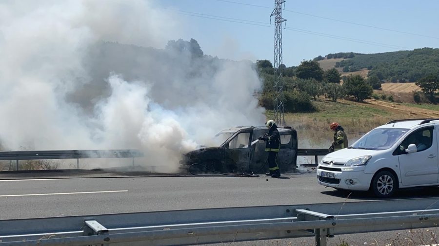 Bursa'da sıcak hava otomobili küle döndürdü