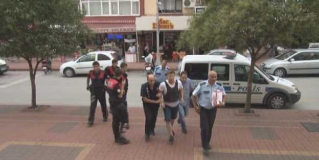 Kavgayı Ayırmaya Çalişirken Ağır Yaralandı