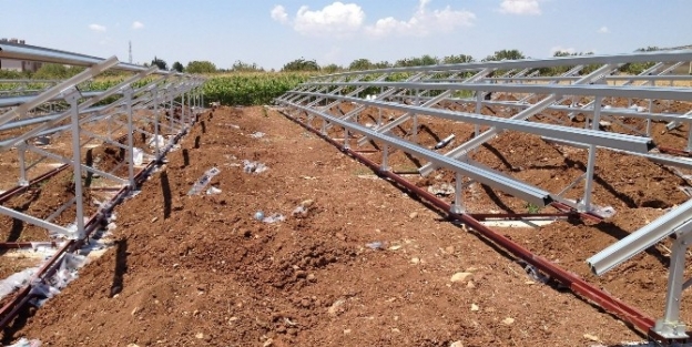 Güneş Panelinden Elektrik Enerjisi Üretiliyor