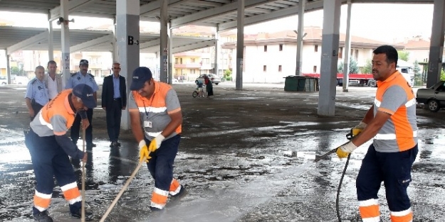 Gölbaşı Belediyesinden Pazar Yerlerine Köpüklü Temizlik