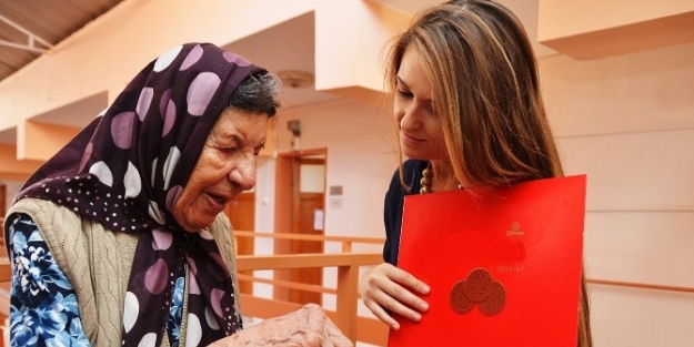 Yunusemre Beyaz Masa Personeli Huzurevini Ziyaret Etti