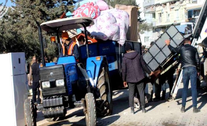 Depremzedeler yarım kalan hayalleriyle ilçeyi terk ediyor