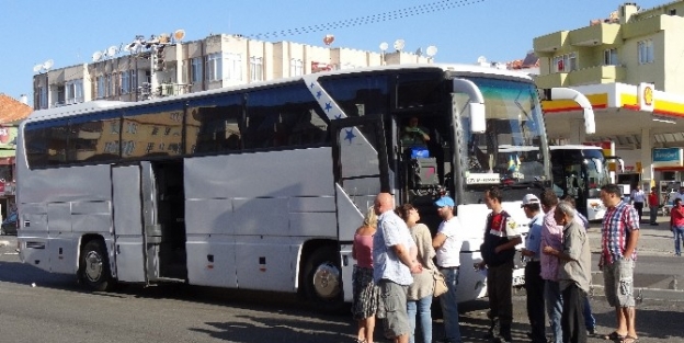 Motosikletiyle Otobüsün Altında Kalan Genç Öldü