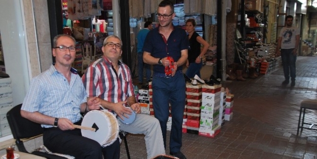 Aydın’da İşleri Yoğunlaşan Esnaf Keyiften Darbuka Çalmaya Başladı