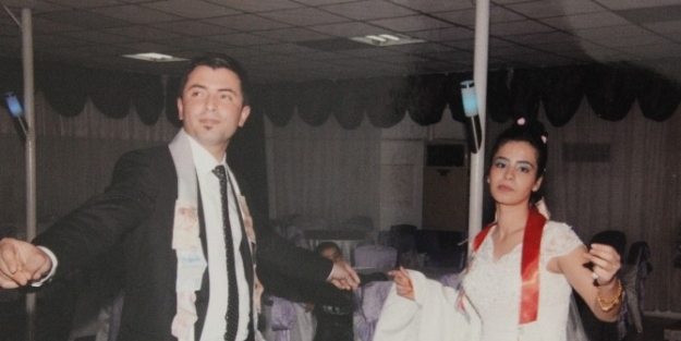 Çilgin Aşığın Filmlere Konu Olacak Evliliği Karakolda Bitti