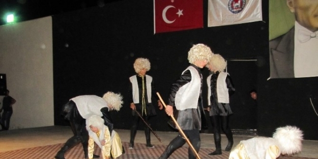 Azerbaycan Halk Dansları Topluluğu Gösterisi