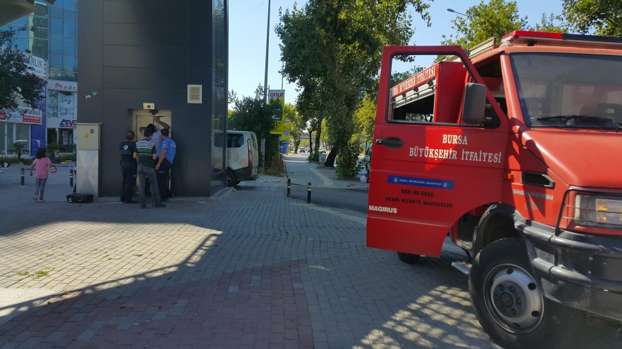 Bursa'da bayram gezmesine çıkan çocuklar asansörde mahsur kaldı