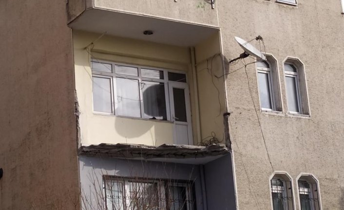 Yıkılan balkon deprem paniği oluşturdu