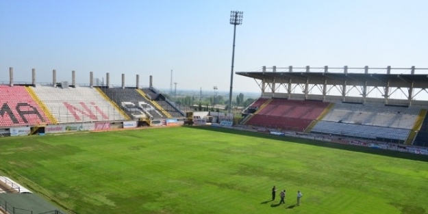Şehzadeler’den 19 Mayıs Stadı’na Temizlik Desteği