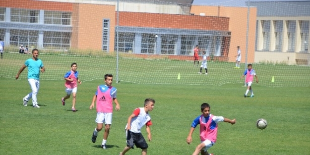 B.b Erzurumspor’un Gençleri Prova Yaptı