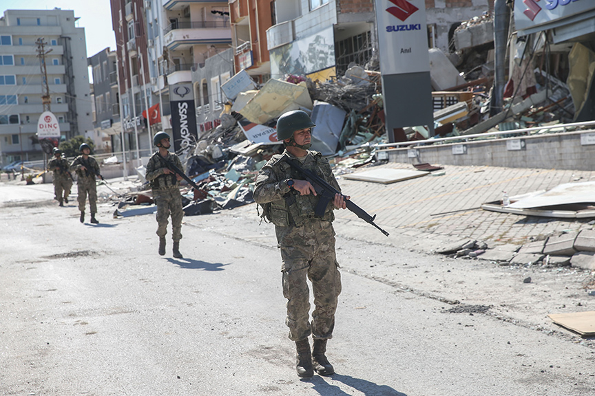 Mehmetçik yıkılan binaların enkazında nöbet tutuyor