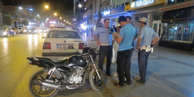 Polis Durdurunca, Motosikleti Bırakıp Kaçtı