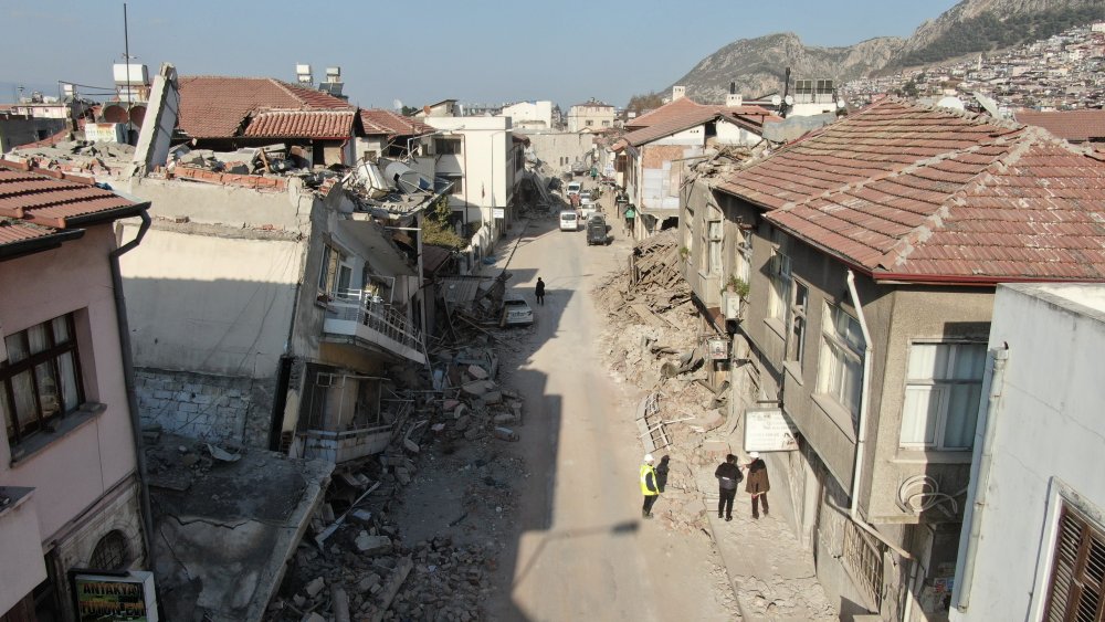 Deprem 'dünyanın aydınlatılan ilk caddesi'ni yerle bir etti