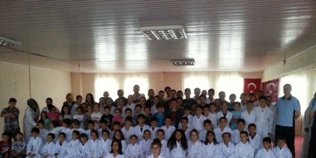 Hendek Karate Eğitim Merkezi Sporcuları Çalişmalarina Devam Ediyor