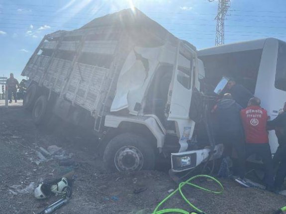 Cezaevi midibüsü ile kamyon kafa kafaya çarpıştı! Yaralılar var