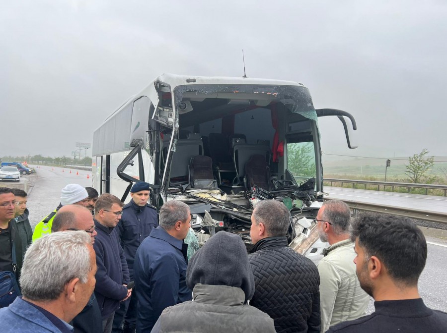 Bursalı öğrencileri taşıyan tur otobüsü TIR'a çarptı! 33 yaralı