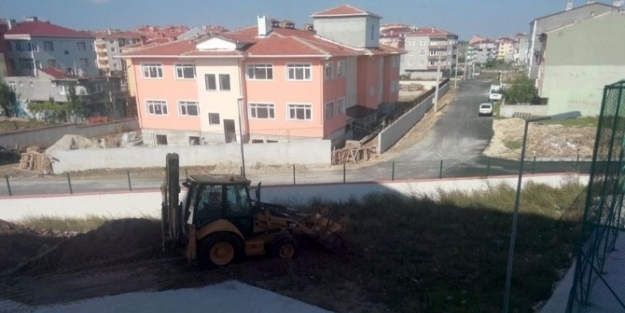 Kapaklı Belediyesi Ortaokulu Bahçesi Yeşilleniyor