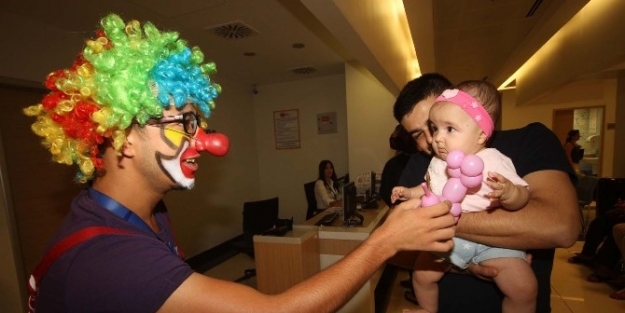 Çocuklar Palyaço Eşliğinde Güle Oynaya Tedavi Oluyor