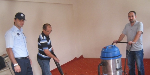 İzmit Belediyesi Pazar Mescitlerini Temizliyor