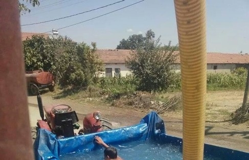 Traktör Römorkundan Yaptığı Havuzda Serinliyor