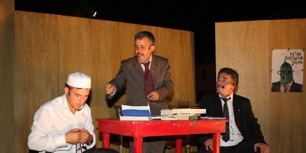 Balıklıova Köy Tiyatrosu İzleyenlerini Yine Eğlendirdi