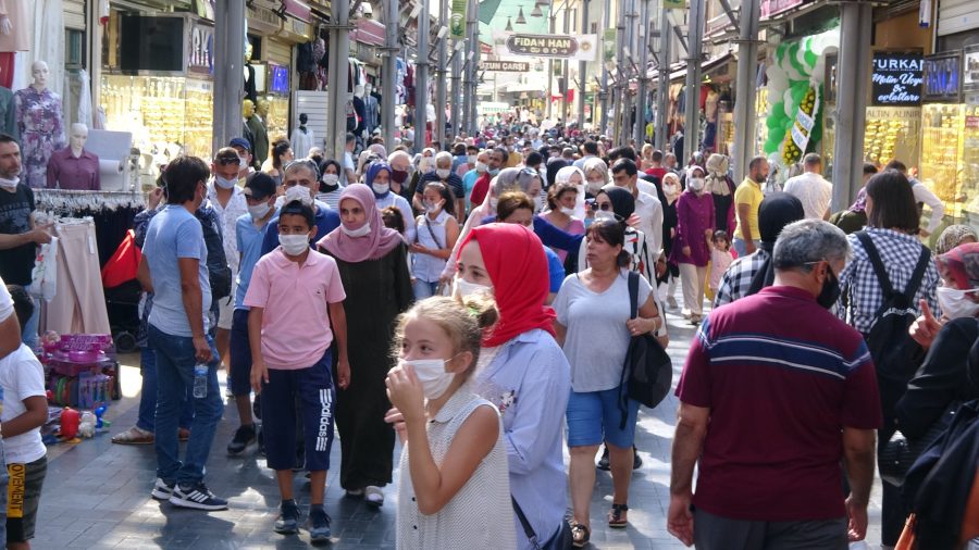 Bursa'da maskesiz ve sosyal mesafesiz bayram alışverişi