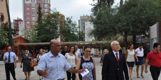 Haberal, Okulunu Ziyaret Etti