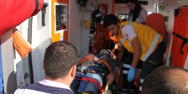 Motosiklet Otomobille Çarpişti: 2 Yaralı