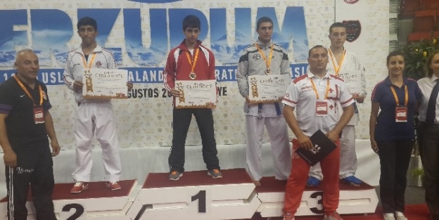 Karateciler 6 Madalya İle Döndü