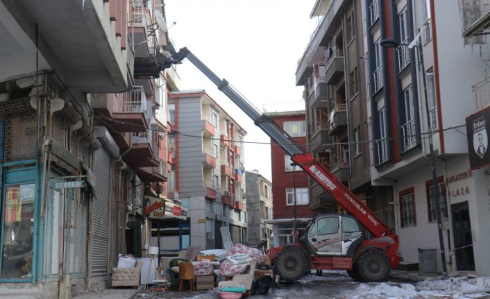 Malatya'da vatandaşlar hasarlı binalardan eşyalarını taşımaya başladı