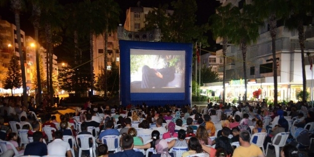 Kumluca’da Yazlık Sinema Keyfi