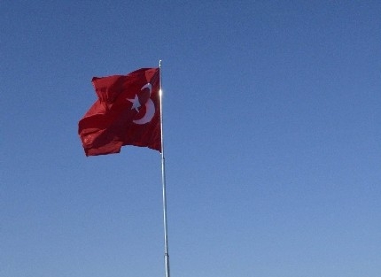 Karesi’ye Dev Türk Bayrağı