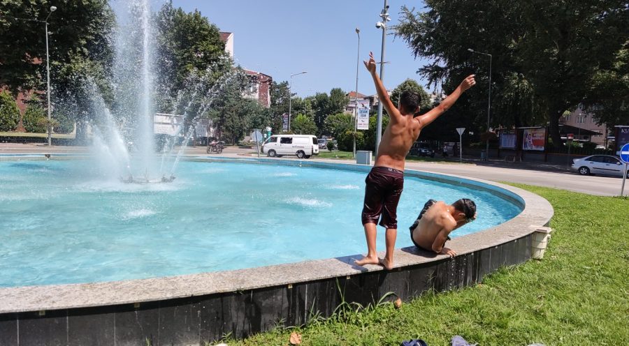 Bursa'da çocukların süs havuzunda tehlikeli eğlencesi