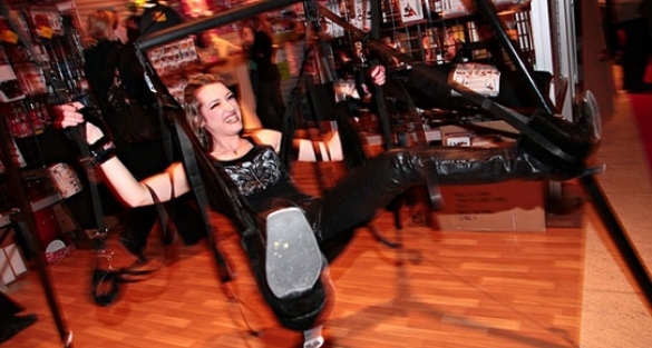 Gürültülü seks salıncağı evden attırdı!