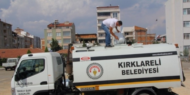 Kırklareli Belediyesi Caddeleri Sabunlu Suyla Temizliyor