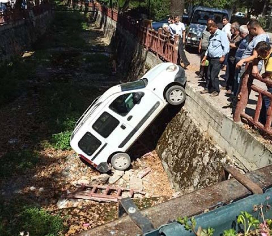 Bursa'da sürücüsünün el frenini çekmeyi unuttuğu araç, kanala böyle uçtu