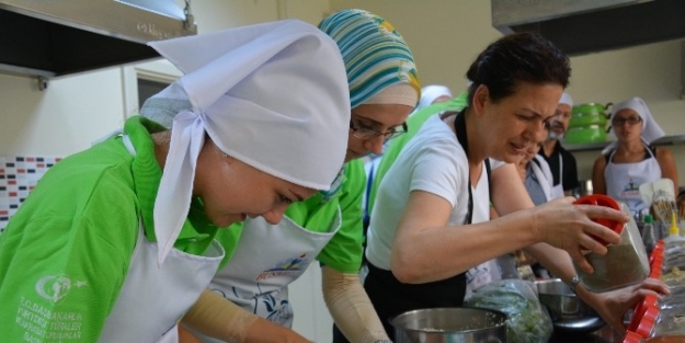 Önce Türkçe Öğrendiler, Sonra Osmanlı Yemekleri Yaptılar