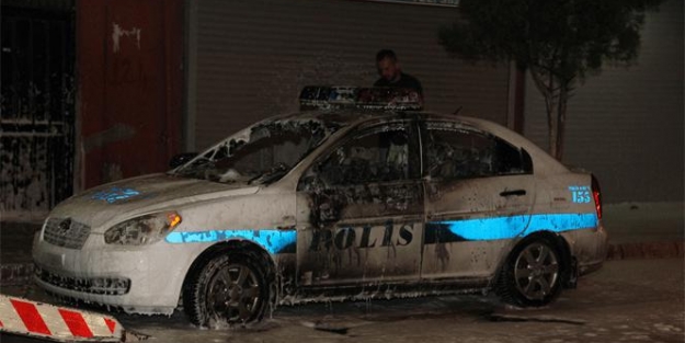 Polis aracını kundakladılar!