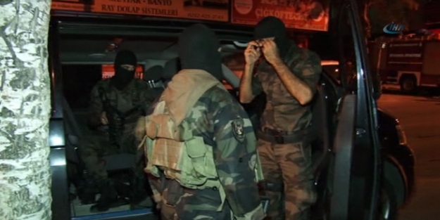 Karısını ve kızını rehin aldı!