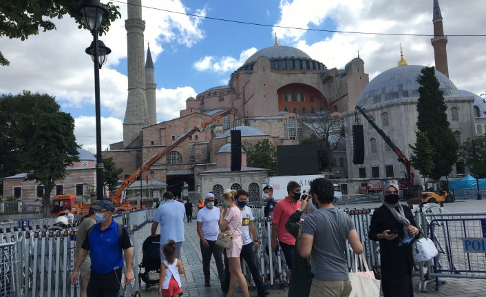 Ayasofya’da yerli ve yabancı turist yoğunluğu