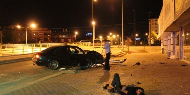 Otomobil Aydınlatma Direğine Çarpti: 2 Yaralı