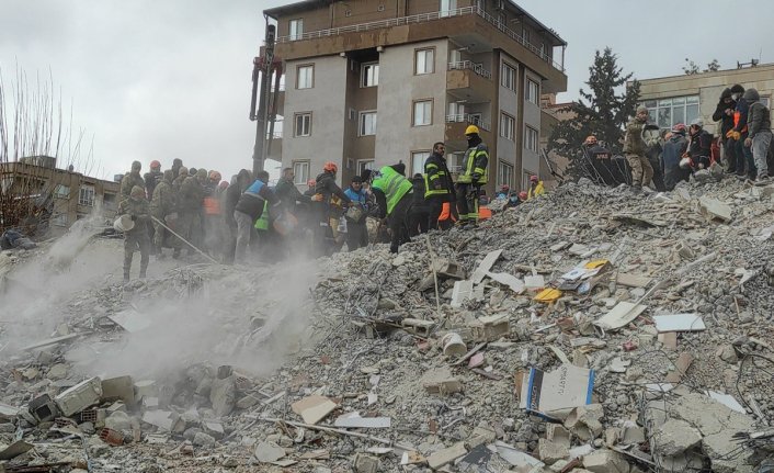 Deprem soruşturmasında gözaltı kararı verilen 14 kişiden 3'ü enkaz altında kalarak öldü