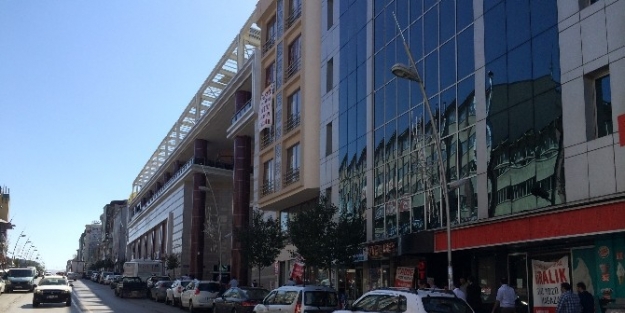 Palarium Avm Cumhuriyet Caddesi Trafiğini Keşmekeş Ediyor