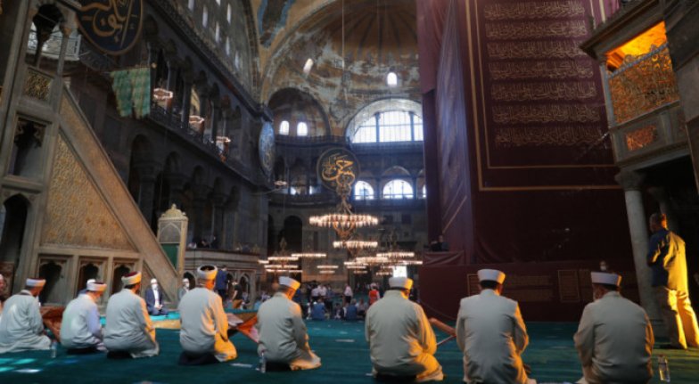 Ayasofya'da namaz öncesi Kur'an-ı Kerim tilaveti