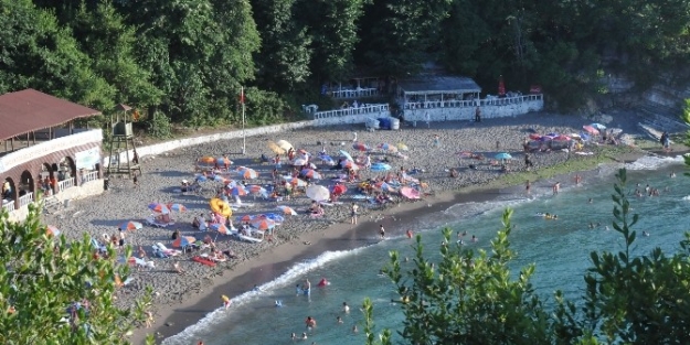 Akçakoca’da Mavi Bayraklı Kale Plajı’na Yoğun İlgi