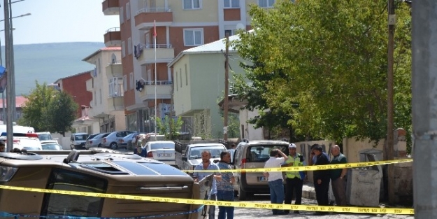 Evinin Önünde Otururken Otomobil Çarpti