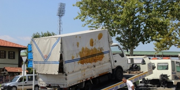 Sakarya’da Pekmez Yüklü Kamyonet Devrildi