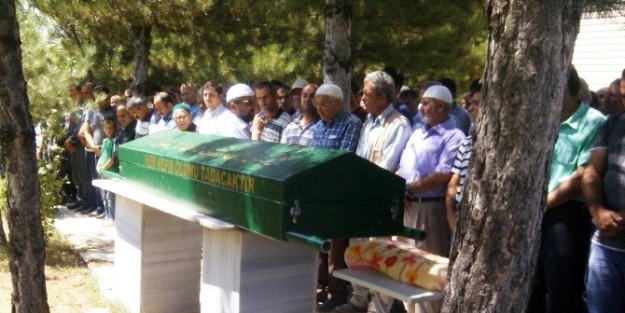 Kazada Ölen Baba Ve Anne Karnındaki Bebek Toprağa Verildi
