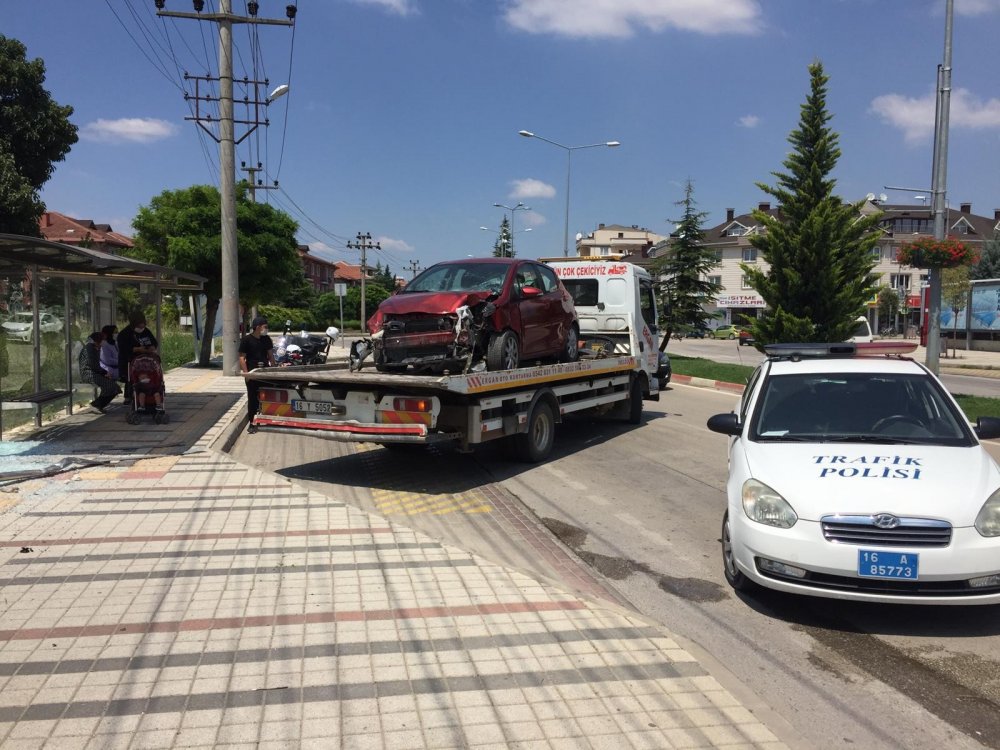 Bursa'da otomobil otobüs durağına daldı! 2 yaralı